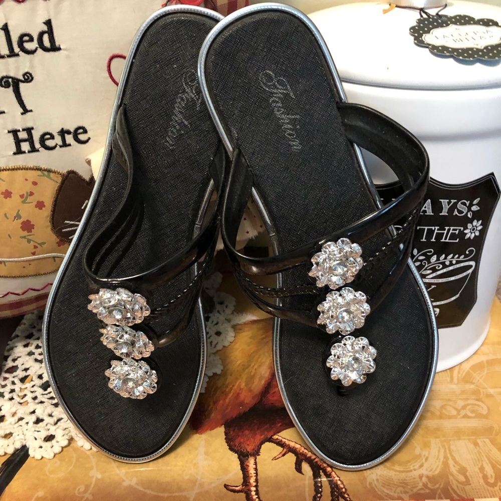 🥳 BEACH 🏝️ TIME NEW SANDALS 8.5